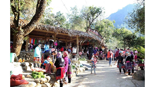 Les habitants vont au marché. Photo : http://kinhtenongthon.vn