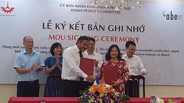Cérémonie de signature de mémorandum entre les représentants du service l’Industrie et du Commerce de Hanoi et de la société française Advanced Business Events (ABE). Photo : VNA. 