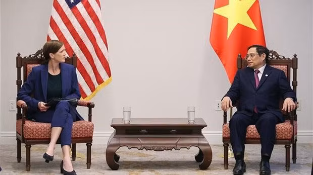 Le Premier ministre vietnamien, Pham Minh Chinh (à droite) rencontre l'administratrice de l'USAID Samantha Power. Photo : VNA.