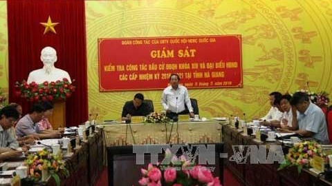 Le ministre de l'Information et de la Communication, Truong Minh Tuân, travaille avec le Comité électoral de Hà Giang. Photo: VNA.