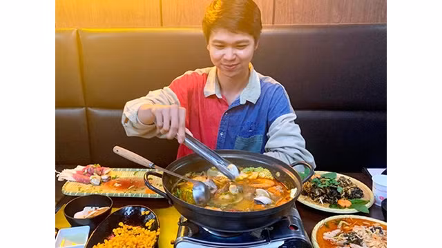 Duong Bao Khanh, étudiant vietnamien de 31 ans au restaurant Hello Saigon en République de Corée. Photo : KOREA JOONGANG DAILY.