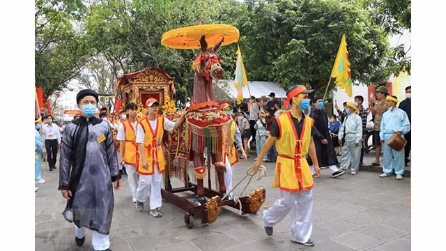  La procession sacrificielle lors de la fête au temple Dô. Photo : VNA.