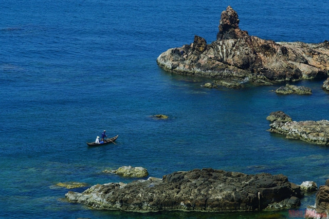 En tant que commune côtière située à l'Est de la péninsule de Phuong Mai de la province de Binh Dinh, Nhon Ly a une superficie naturelle de 12,13 kilomètres carrés. La topographie de Nhon Ly est bordée d’un côté par la mer et de trois autres côtés par des montagnes et des collines, la nature est ici considérée comme une combinaison harmonieuse entre une mer bleue, des collines de sable, des montagnes rocheuses et de belles plages.
