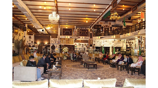 Le propriétaire du Musée Alfelwah & Aljowharah reçoit l'ambassadeur Vu Viêt Dung. Photo : Journal Thoi Dai.