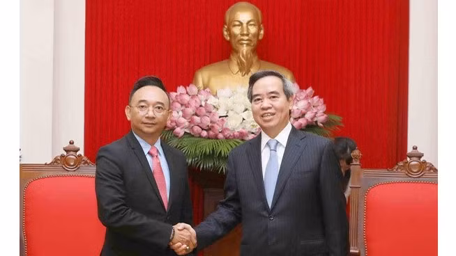 Le président de la Commission de l’Économie du CC du PCV, Nguyên Van Binh (à droite), et le vice-président de DELL EMC, Anothai Wettayakorn, le 11 juillet à Hanoi. Photo: VNA.