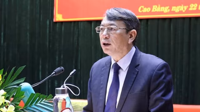 Le président du Comité populaire de Cao Bang, Hoàng Xuân Anh, lors de la conférence tenue le 22 octobre. Photo : bienphong.com.vn