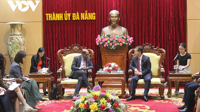 Séance de travail entre les autorités de la ville de Dà Nang et l’ambassadeur singapourien au Vietnam, Jaya Ratnam. Photo : VOV.