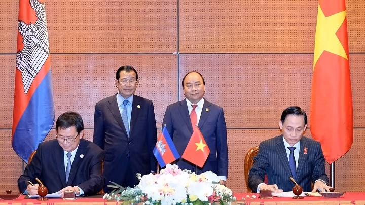 Les deux Premiers ministres du Vietnam et du Cambodge assistent à la cérémonie de signature d'un procès-verbal de la réunion du Comité mixte sur la démarcation et le bornage des frontières terrestres communes, le 31 mars à Hanoi. Photo : VGP.