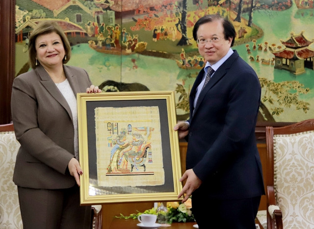 Le vice-ministre vietnamien de la Culture, des Sports et du Tourisme, Ta Quang Dông (à droite) et l’ambassadrice égyptienne au Vietnam, Amal Abdel Kader Elmorsi Salama. Photo : thoidai.com.vn.