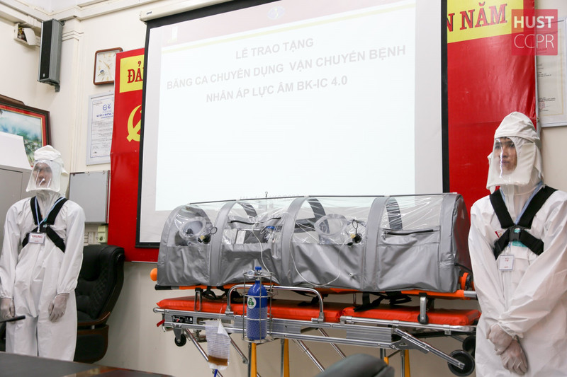 Des civières médicales pour isoler la pression négative des patients infectés par la COVID-19. Photo : AUF.