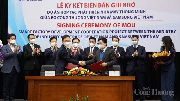Lors de la cérémonie de signature du protocole d'accord sur la coopération dans le développement de l’usine intelligente. Photo: Bao Cong Thuong