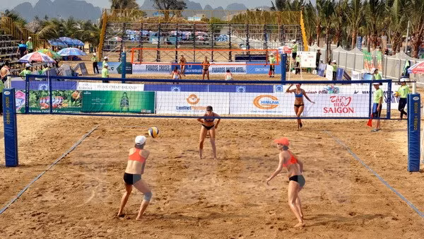 Le championnat de volleyball de plage pour femme d'Asie a commencé le 4 mai. Photo: VNA.