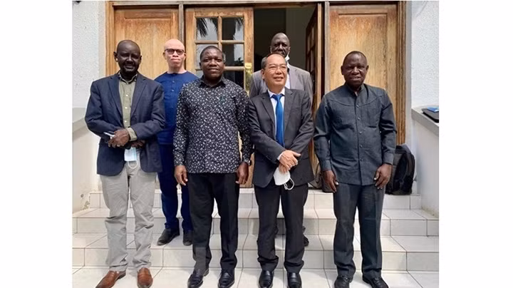 L'ambassadeur du Vietnam en Tanzanie Nguyên Nam Tiên (2e de droite à gauche) et certains dirigeants tanzaniens. Photo : VNA.