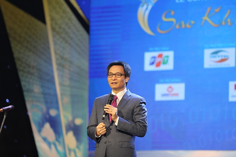 Le Vice-PM vietnamien Vu Duc Dam prend la parole lors de la cérémonie de remise du prix Sao Khuê 2017. Photo: VGP.