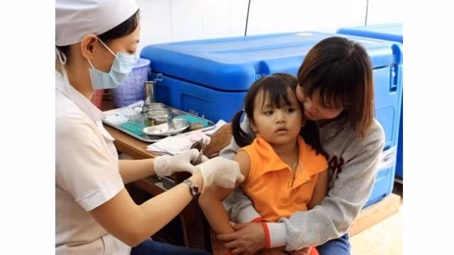 Jusqu’à maintenant, 10.000 enfants de 60 provinces et villes ont bénéficié du Rotavin-M1. Photo: suckhoedoisong.com.vn.