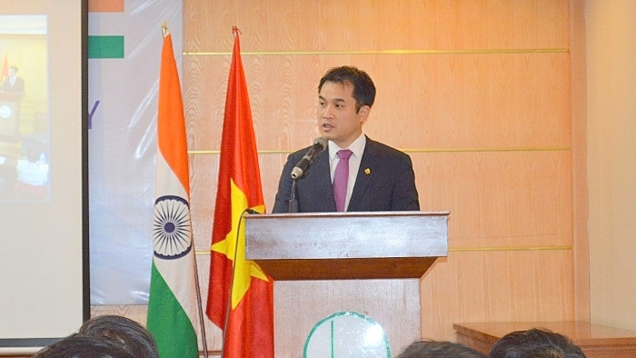Le Prof. agrégé-Dr. Pham Bao Son, directeur adjoint de l’Université nationale à Hanoi, prend la parole lors de la cérémonie d'inauguration. Photo: BQT.
