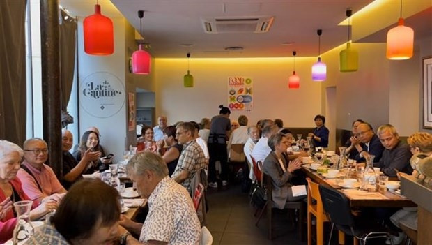 Repas caritatif pour lever des fonds pour le procès intenté par Trân Tô contre les puissantes sociétés américaines de produits chimiques, à Paris, le 24 juin. Photo : VNA
