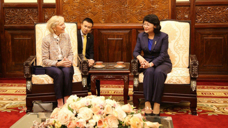 La Vice-Présidente vietnamienne Dang Thi Ngoc Thinh (à droite) et la présidente de Operation Smile, Kathy Magee, le 1er avril à Hanoi. Photo : CPV.