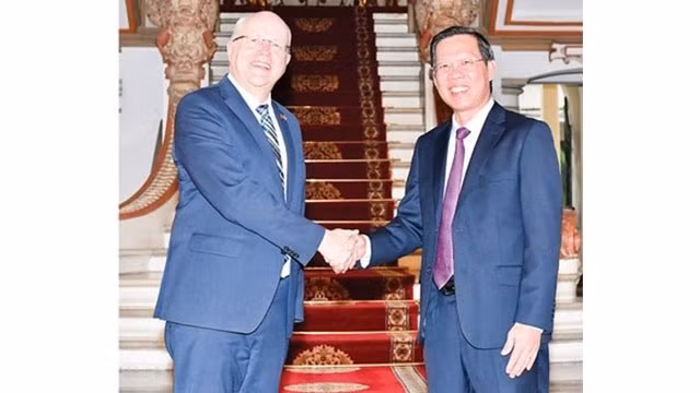 Le président du Comité populaire de Hô Chi Minh-Ville, Phan Van Mai (à droite), et l'ambassadeur de la République de Finlande, Keijo Norvanto. Photo : SGGP.