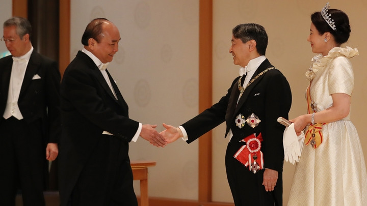  Le Premier ministre Nguyên Xuân Phuc félicite l’Empereur Naruhito. Photo : VGP.