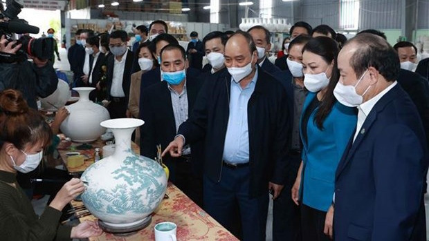 Le Président Nguyên Xuân Phuc visite la coopérative de céramiques de Bô Bat, dans la commune de Yên Thanh, district de Yên Mô, province de Ninh Binh. Photo: VNA