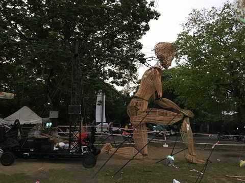 La marionnette en osier sortie de l'imagination de la Compagnie L'Homme Debout. Photo: CVN.
