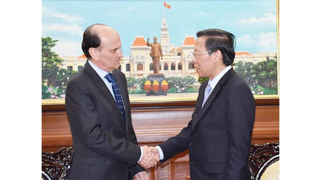 Le président du Comité populaire de Hô Chi Minh-Ville, Phan Van Mai (à droite), et l'ambassadeur d'Argentine au Vietnam, Luis Pablo Maria Beltramino. Photo: thanhuytphcm.vn
