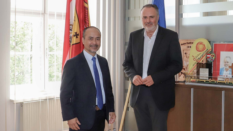 L’ambassadeur du Vietnam en Autriche, Nguyên Trung Kiên (à gauche) et le ministre en chef du Burgenland, Peter Hans Doskozil. Photo: Land Burgenland