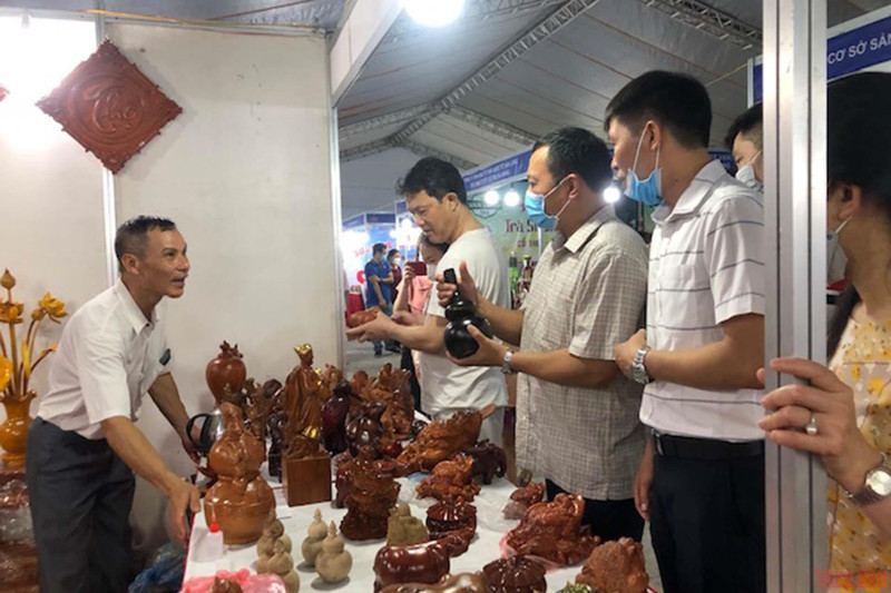 Un stand de produits en bois présenté dans le cadre du programme. Photo : NDEL.