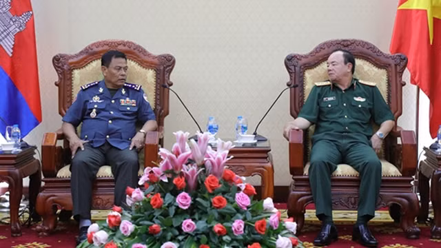 Le général de corps d’armée Pham Ngoc Minh, chef d'état-major adjoint de l'Armée populaire du Vietnam (à droite) et le général On Sok-khon, commandant adjoint de gendarmerie de l’Armée royale du Cambodge. Photo: qdnd.vn