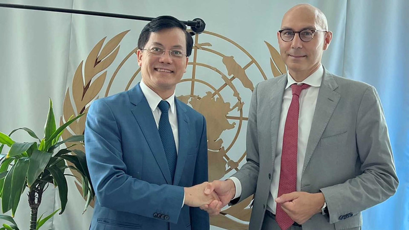 Le vice-ministre des Affaires étrangères, Ha Kim Ngoc (à gauche), et Volker Türk, Secrétaire général adjoint de l’ONU chargé de la politique et les chefs de délégations du Royaume-Uni, du Kirghizistan, de la Norvège, de la Roumanie, de la Slovénie et de l'Australie. Photo: baoquocte.vn
