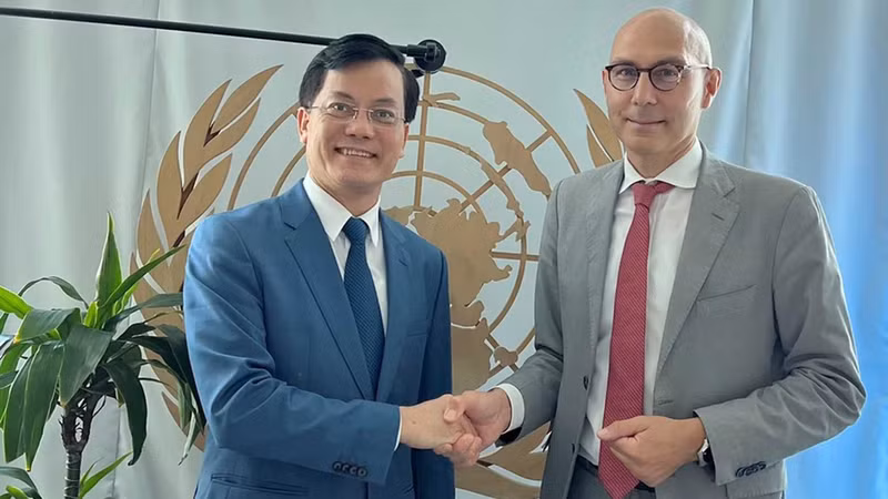 Le vice-ministre des Affaires étrangères, Ha Kim Ngoc (à gauche), et Volker Türk, Secrétaire général adjoint de l’ONU chargé de la politique et les chefs de délégations du Royaume-Uni, du Kirghizistan, de la Norvège, de la Roumanie, de la Slovénie et de l'Australie. Photo: baoquocte.vn