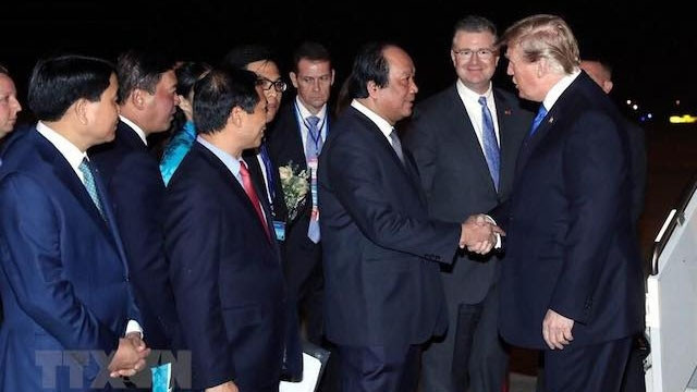Le ministre et président du Bureau du Gouvernement, Mai Tiên Dung ; le vice-ministre permanent des Affaires étrangères, Bùi Thanh Son ; l’ambassadeur américain au Vietnam, Daniel Kritenbrink ; et des cadres des deux pays ont accueilli le Président américain Donald Trump à l'aéroport international de Nôi Bài (photo prise à 21h05). Photo : VNA.