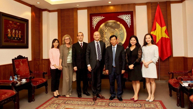 Rencontre entre le ministre vietnamien de la Culture, des Sports et du Tourisme, Nguyên Ngoc Thiên, et l'ambassadeur italien au Vietnam, Antonio Alessandro. Photo : toquoc.