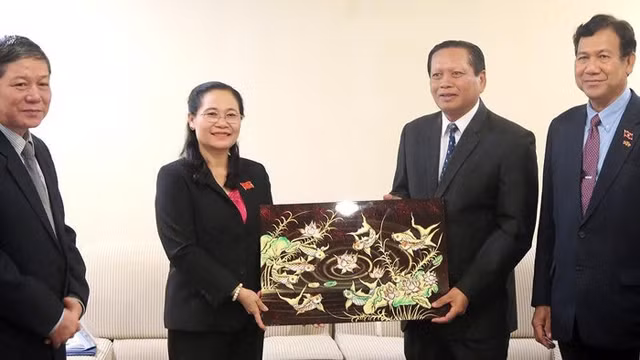 La secrétaire adjointe du Comité municipal du Parti et présidente du Conseil populaire de Hô Chi Minh-Ville, Nguyên Thi Lê, offre un tabeau de souvenir à Bounthong Divixay, secrétaire du Comité provincial du Parti et gouverneur de la province de Champassak. Photo : SGGP.