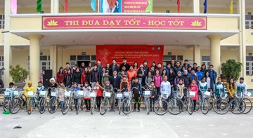 La cérémonie de remise des cadeaux aux habitants et élèves résidant sur l’île de Ngoc Vung. Photo: TGVN.