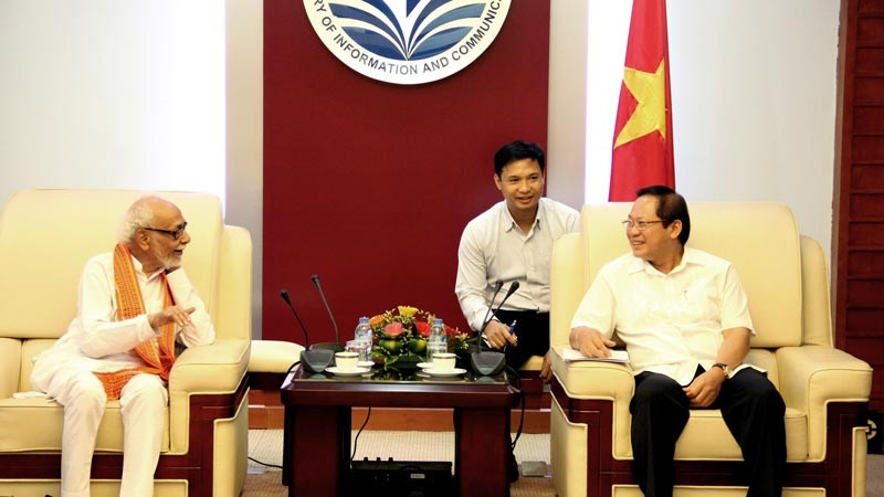 Le ministre vietnamien de l’Information et de la Communication, Truong Minh Tuân (à droite), et le président du Comité de Solidarité Inde - Vietnam de l’État du Bengale Occidental, Geetesh Sharma. Photo: Vietnamnet.