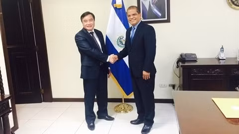 Le chef adjoint de la Commission des Relations extérieures du CC du PCV, Pham Quang Thao (à gauche) et le vice-président salvadorien, Oscar Ortiz. Photo: VNA.