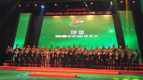 100 jeunes entrepreneurs reçus le titre de jeune entrepreneur excellent. Photo: VOV.