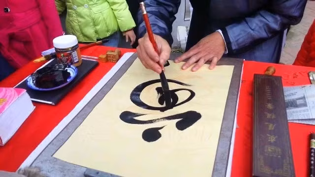 La calligraphie à l’occasion du Nouvel An lunaire est une belle tradition du peuple vietnamien. Photo: NDEL.