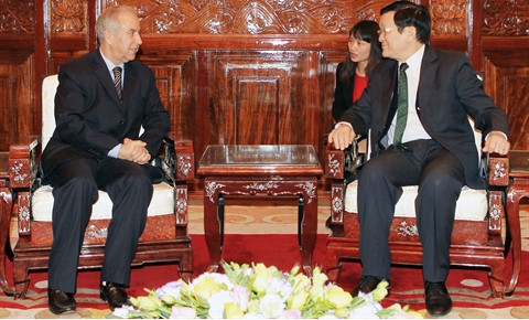 Le Président Truong Tân Sang (à droite) reçoit, le 8 janvier à Hanoi, l’ambassadeur algérien, Cherif Chikhi. Photo: VNA.