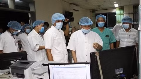 Une délégation du ministère de la Santé conduite par son vice-ministre, Nguyên Truong Son travaille avec l'Hôpital central de Thua Thiên-Huê. Photo : VNA