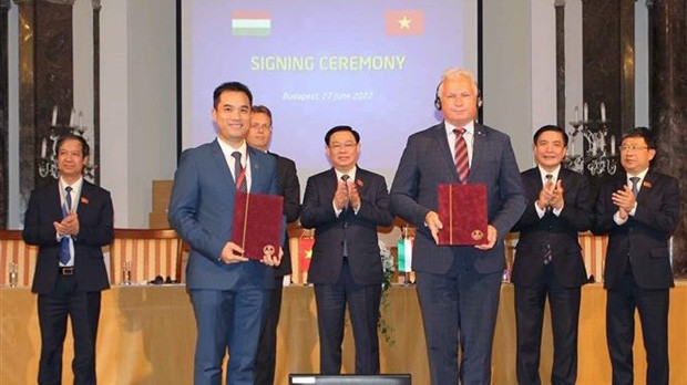 Le Président de l’Assemblée nationale vietnamienne, Vuong Dinh Huê, assiste à la signature de neuf protocoles d'accord sur la coopération entre des universités des deux pays. Photo : VNA.
