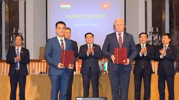 Le Président de l’Assemblée nationale vietnamienne, Vuong Dinh Huê, assiste à la signature de neuf protocoles d'accord sur la coopération entre des universités des deux pays. Photo : VNA.