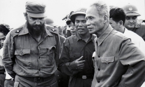 Le Président cubain Fidel Castro et le Premier ministre Pham Van Dông en septembre 1973