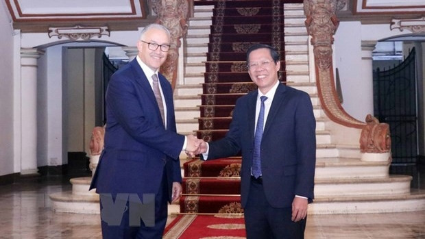 Le président du Comité populaire municipal, Phan Van Mai (à droite) et le maire de Rotterdam, Ahmed Aboutaleb. Photo : VNA.