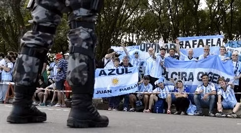 Des supporteurs argentins à Porto Alegre, avant le match de poule contre le Nigeria, le 24 juin. Pour la finale le 13 juillet, la Police militaire devrait placer 2.500 agents dans les rues de Rio de Janeiro. Photo : CVN.