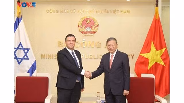 Le ministre de la Sécurité publique, Tô Lâm (à droite), et l'ambassadeur d’Israël au Vietnam, Nadav Eshcar. Photo : VNA.