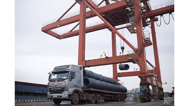 Expédition des marchandises au complexe de production de fer et d’acier de Hoa Phat à Hai Duong. Photo : Trân Nghi.