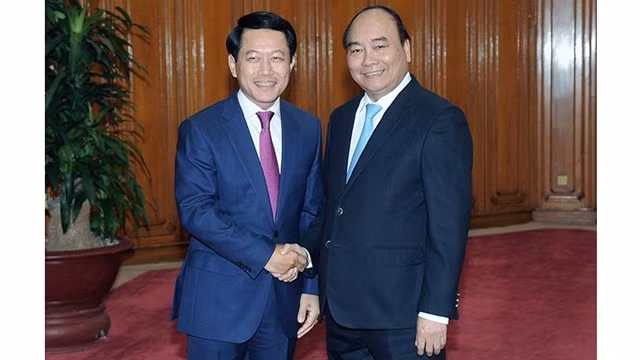 Le PM vietnamien Nguyên Xuân Phuc (à droite) et le ministre des AE du Laos, Saleumxay Kommasith, le 6 décembre à Hanoi. Photo : Trân Hai/NDEL